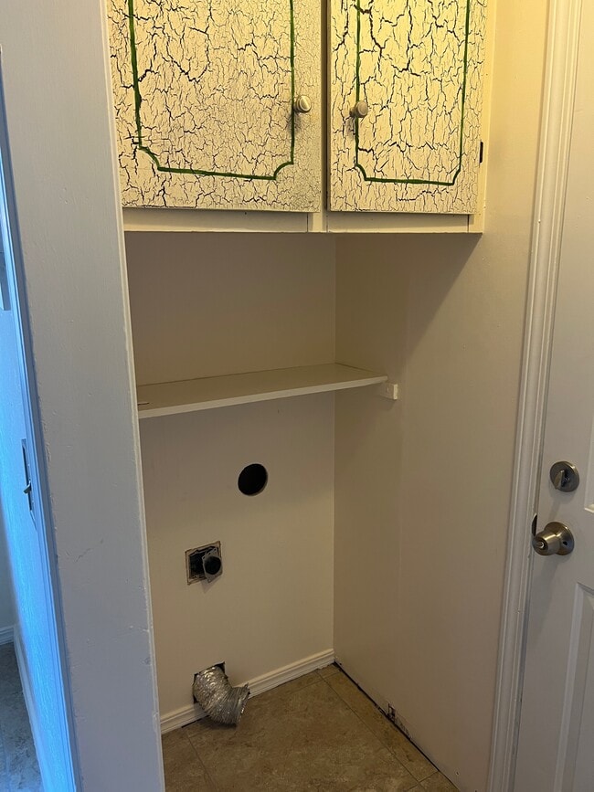 Área de lavandería con conexión para lavadora y secadora. - 11013 N Brauer Ave