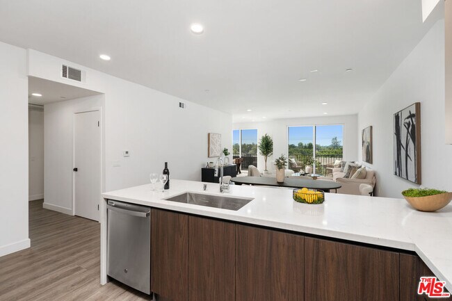 Photo - 6144 Whitsett Ave Unit 204