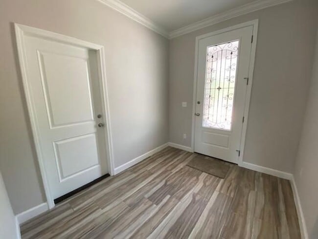 Photo - 3 Bedroom Brick Home with Modern Finishes!