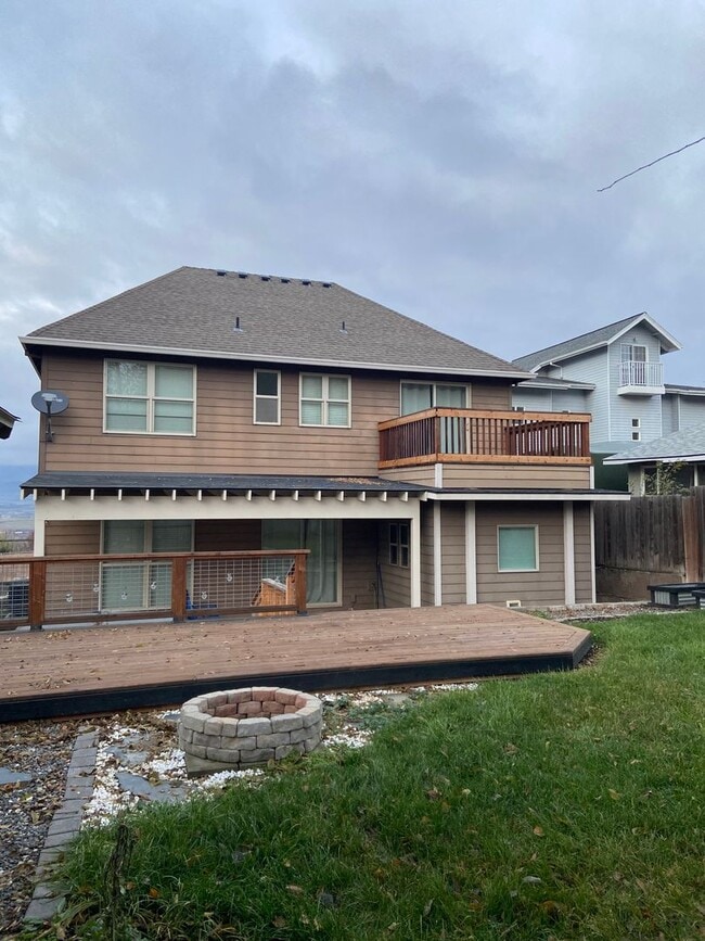 Photo - Spacious Back Yard - 4 Bedroom 2 1/2 Bath ...