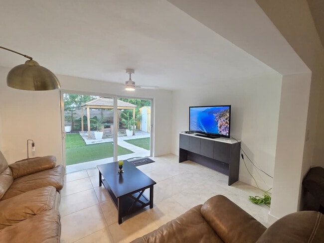 Building Photo - 806 NE 4th St Unit ID1336776P