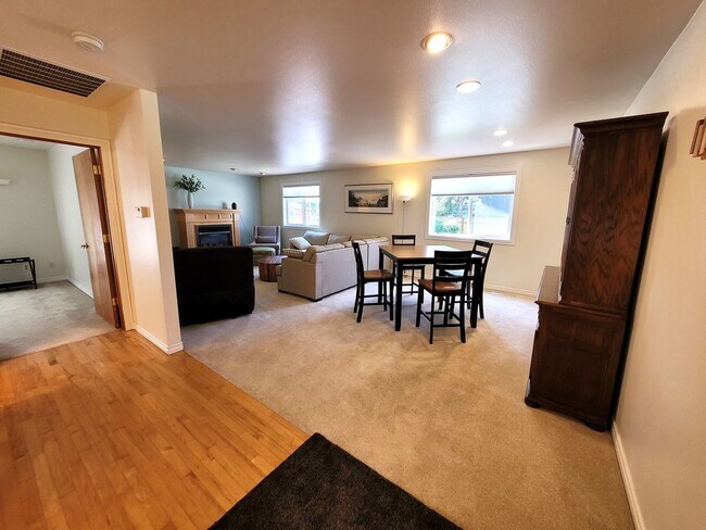 Photo - Fully Furnished Cottage 1 Bedroom - Marine Dr