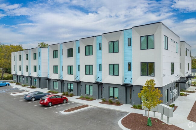 Flats at Donelson Plaza - Flats at Donelson Plaza