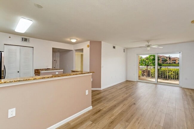 Building Photo - 281 SW Palm Dr Unit 102