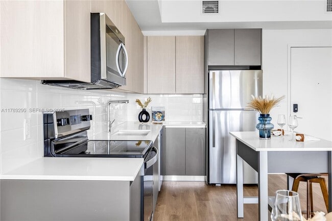 Building Photo - 3801 N Dixie Hwy Unit 317