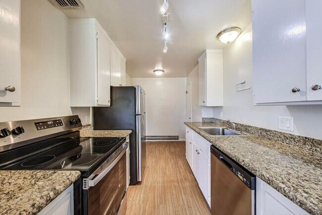 Building Photo - 1919 Garden Dr Unit 305 Rental