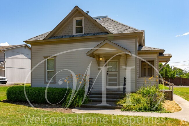 Building Photo - Spacious Attic Apartment Close to WWU Unit 406-1/2 6th