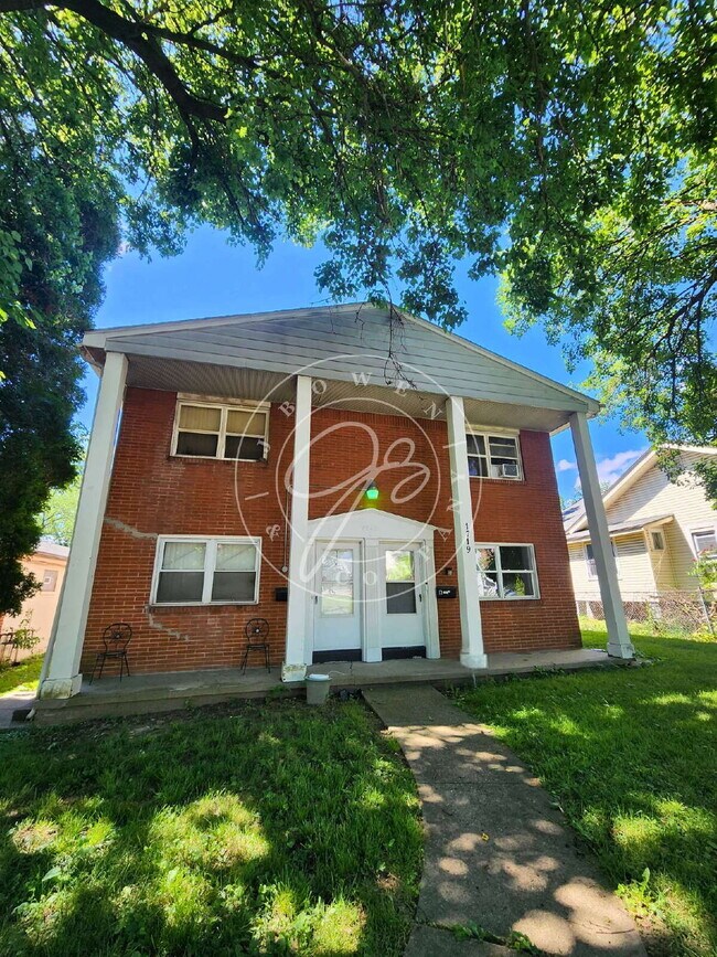 Building Photo - **Beautifully Updated 2-Bedroom Townhome** Unit D
