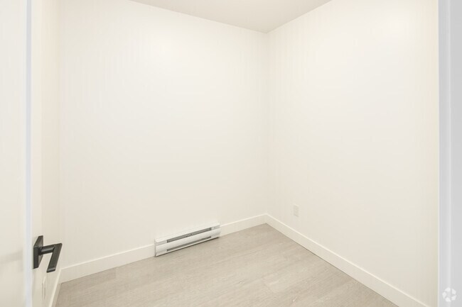 1BR, 1BA w/ Den - 640SF - Den