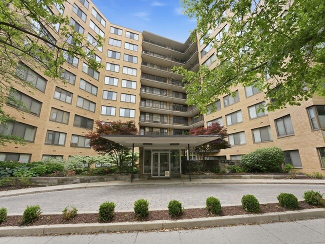 Building Photo - Oversized One-Bedroom Condo in a Prime Van Ness Location!