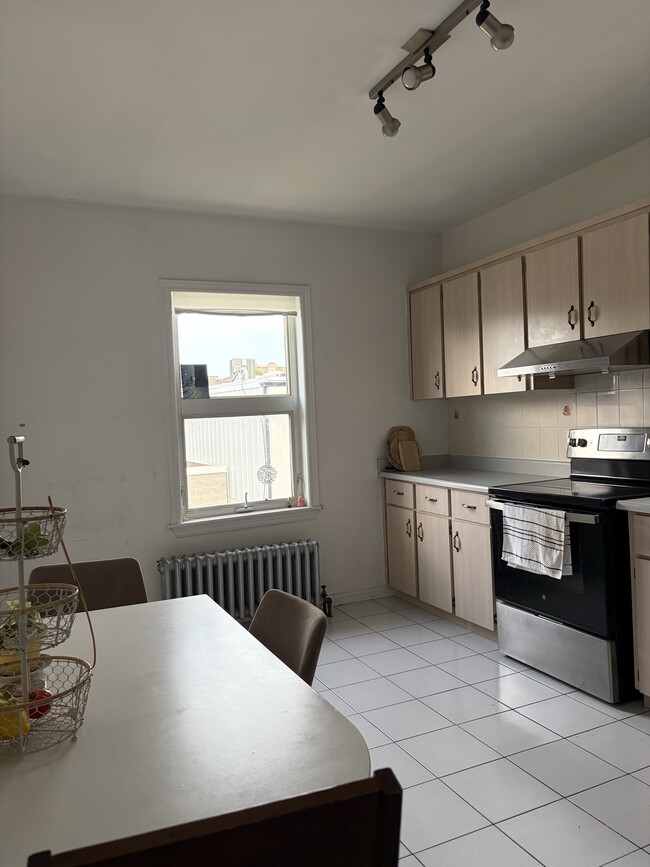 Photo - Ossington - Harbord & College Unit 2nd Floor