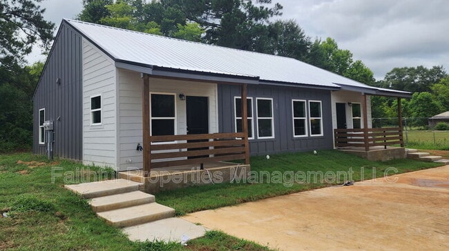Photo - 405 N Logan Ln