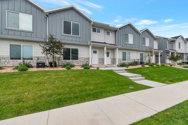 Building Photo - Beautiful Interior Townhouse - 3BD 3BA 2GA