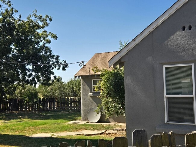 Building Photo - 2 BR 1 BA Country home available now