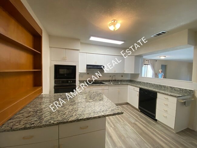 Photo - 925 Holbrook Cir