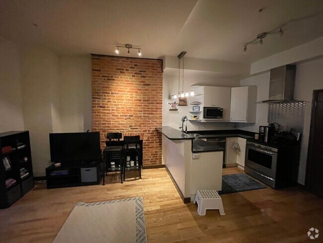 Building Photo - 925 N Calvert St Unit 3F Rental