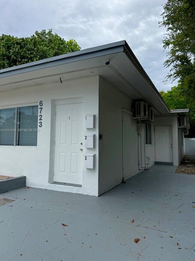 Photo - 6723 NE Miami Pl Unidad 1-4
