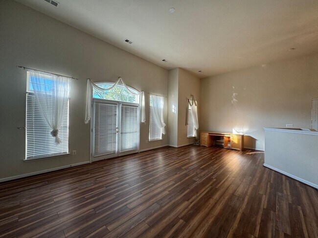 Photo - Stunning 4 Bed 3.5 Bath Brick Townhome In ...