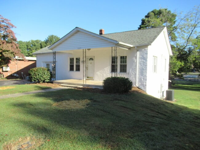 Building Photo - Check out this beautifully renovated white...