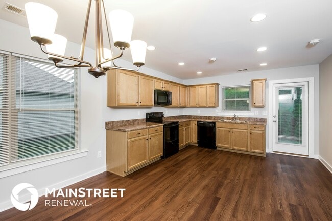 Photo - 875 Maple Trce