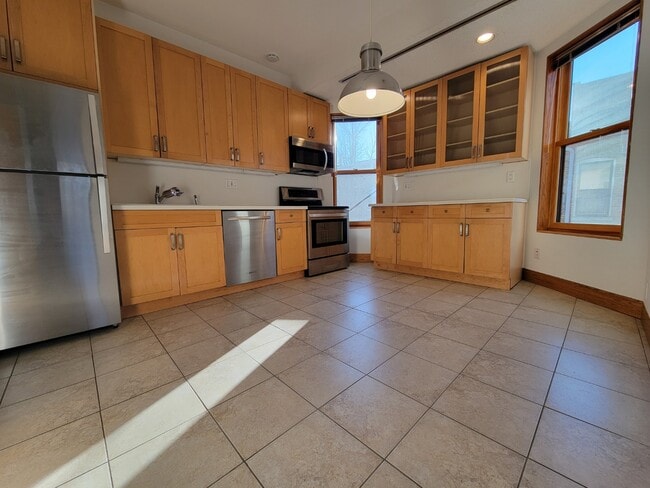 Building Photo - Charming Vintage Second Floor Duplex with In-Unit Laundry in Heart of Oak Park Unit 2F
