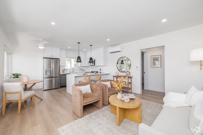 1BR, 1BA - 600SF - Living Room - Pacific Apartment Homes @ 1620 E Maple