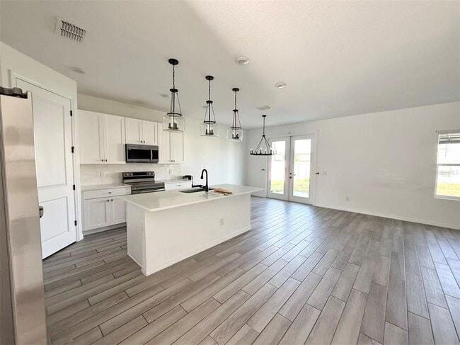 Photo - 2077 Derwent Dr