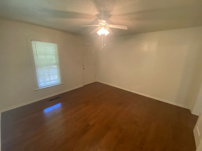 Photo - 1 Br Duplex Near Duke East - Fenced Yd - Huge Kitchen! Unit B