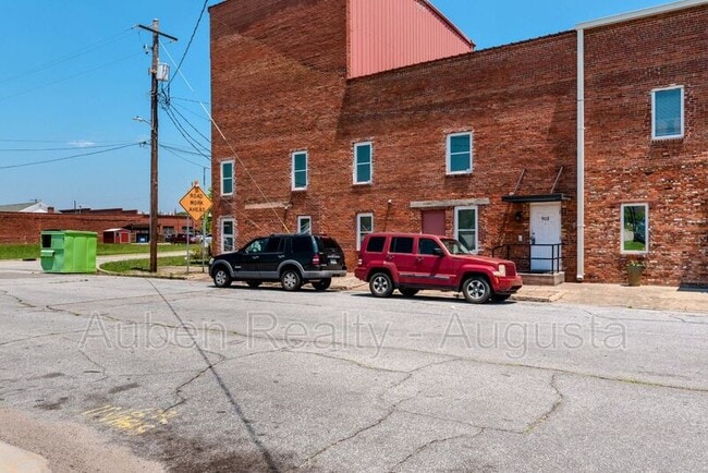 Photo - 913 Walker St