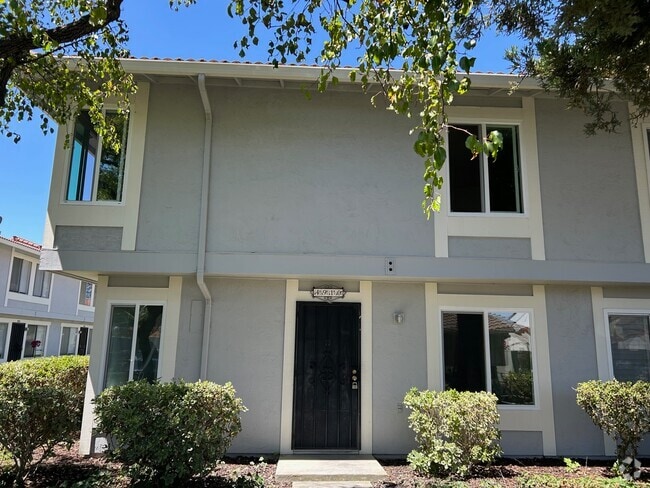Building Photo - 4910 Lowry Rd Unit 4910 Lowry Road Rental