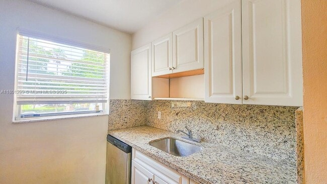 Building Photo - 11 Edgewater Dr Unit 8 Rental