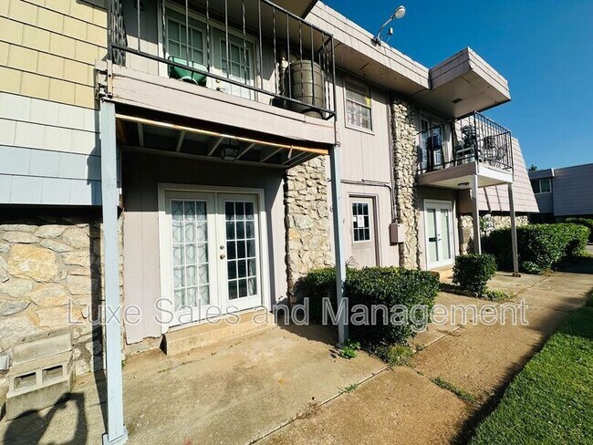 Photo - 6034 NW Expressway Unit B