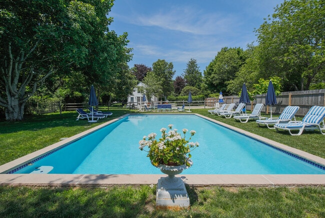 Photo - 368 Pantigo Rd