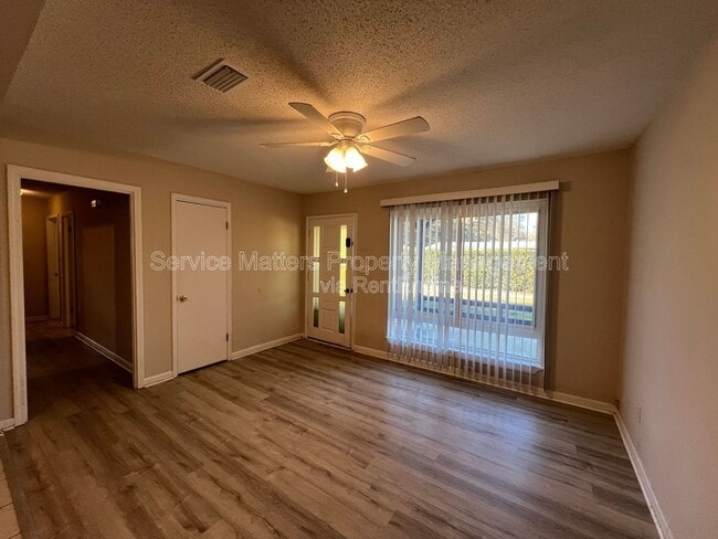 Photo - 303 Newcastle Dr