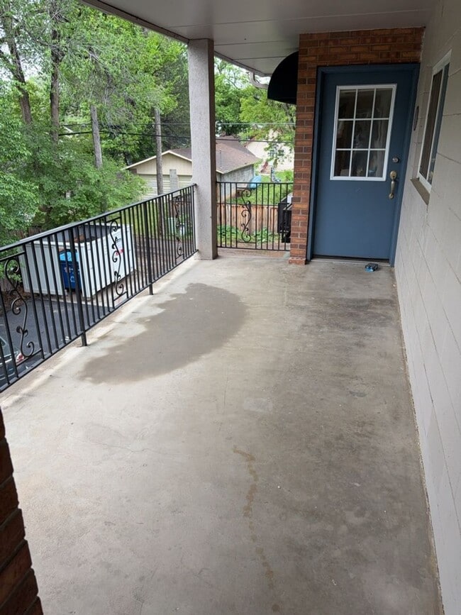 Location! Location! 2bd 1 ba Condo mere bl... - Location! Location! 2bd 1 ba Condo mere bl...