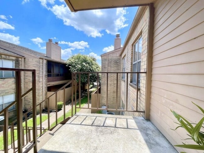 Building Photo - 10555 Turtlewood Ct Unit 1207 Rental