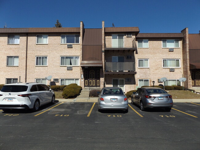 Photo - 710 W Huntington Commons Rd Unidad 1A Rental