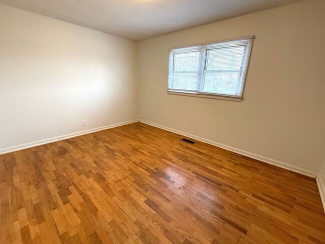 Photo - Darling 2 bedroom 1 level with Central Air!