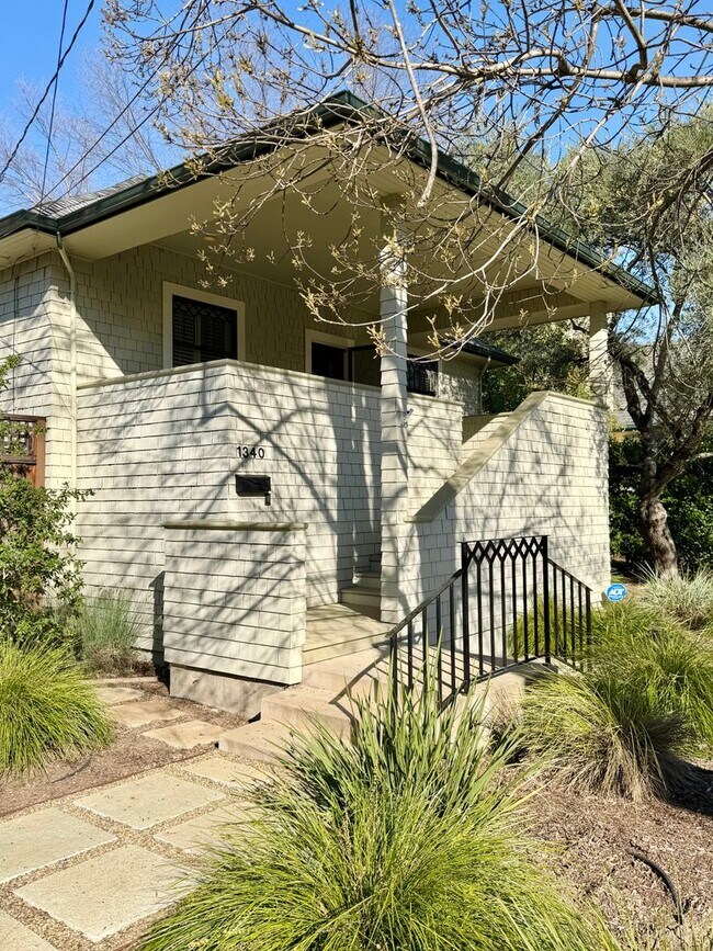 Photo - 3 Bedrooms, 2 Bathrooms Saint Helena Charm with Modern Conveniences