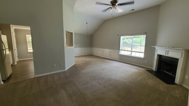 Building Photo - 1593 Queen Elizabeth Dr