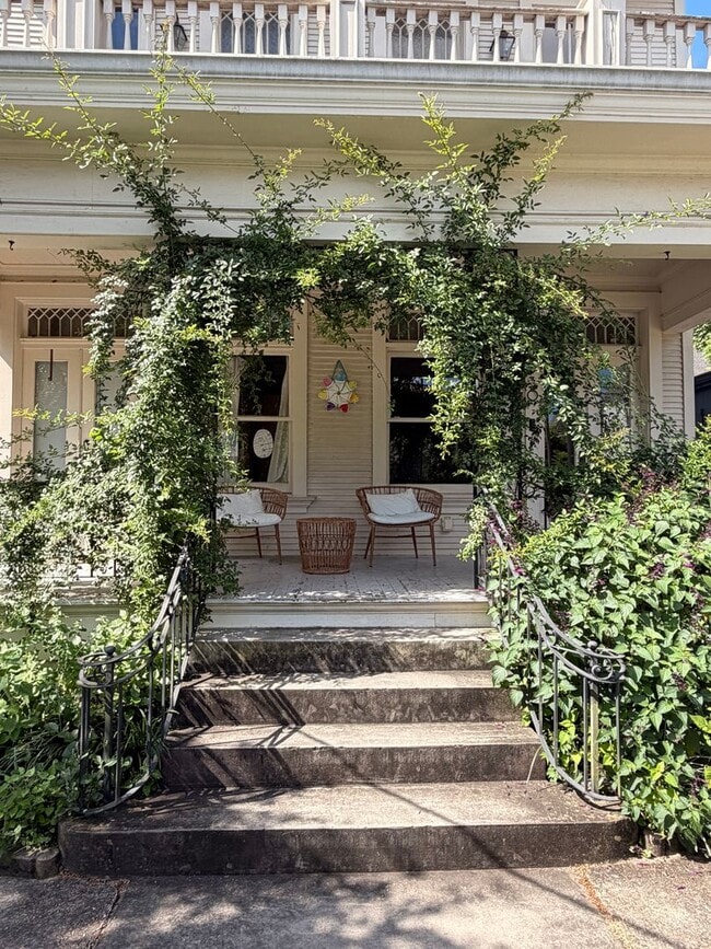 Photo - Gorgeous Two Story 3BD/2.5BA w/ Private Fenced in Backyard Unit 5330 Dryades St