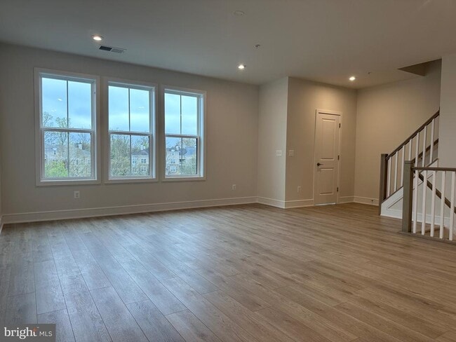 Photo - 43324 Farringdon Sq