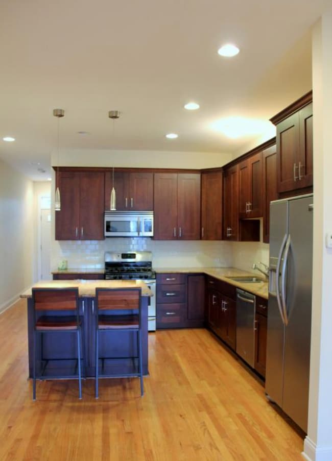 Building Photo - 1401 W Altgeld St Unit 2 Rental