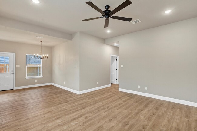 Photo - 404 Lake View St