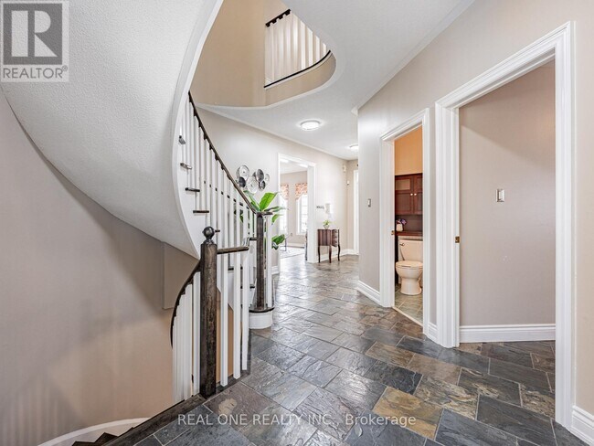 Photo - 51 Hanson Crescent