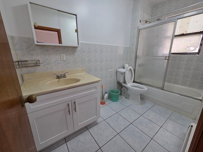 Large Bathroom - 809 Astoria Blvd Unit 2