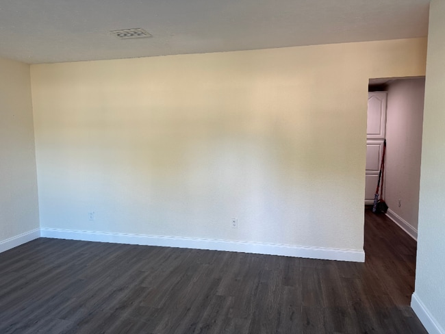 Photo - 213 Amellia Pl