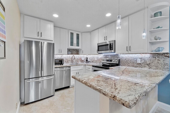 Building Photo - 250 S Ocean Blvd Unit 274