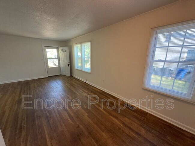 Photo - 2731 Knowles St