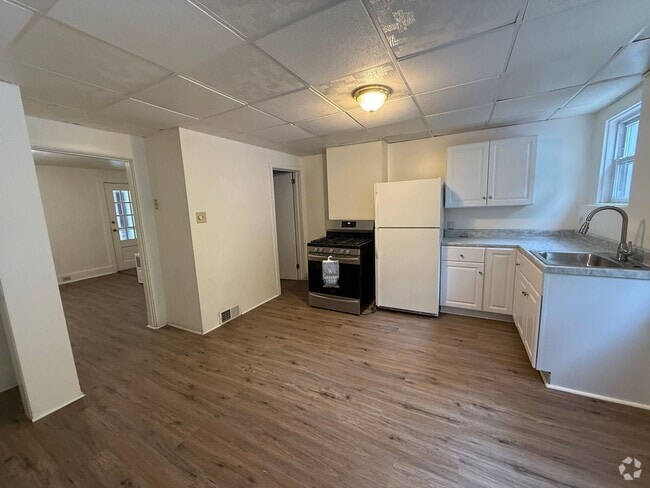 Building Photo - Newly Remodeled 2-Bedroom Townhouse